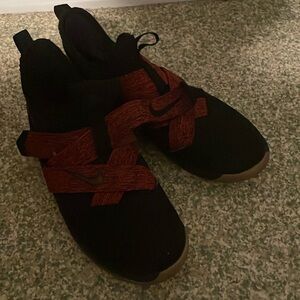 It’s red and black lebron soilder xll and they’re size 7y